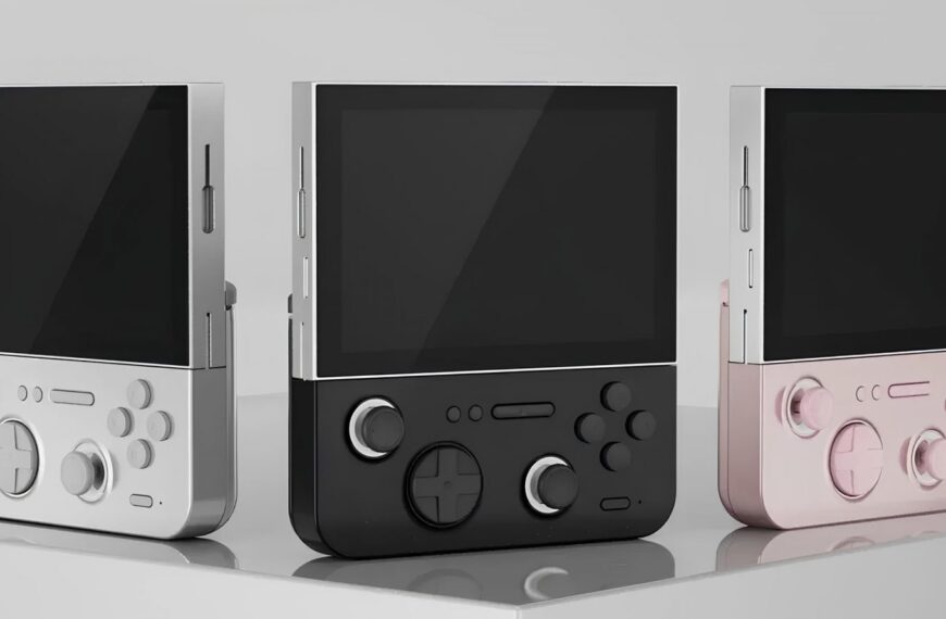 Три портативные игровые приставки разных цветов на светлом фоне.