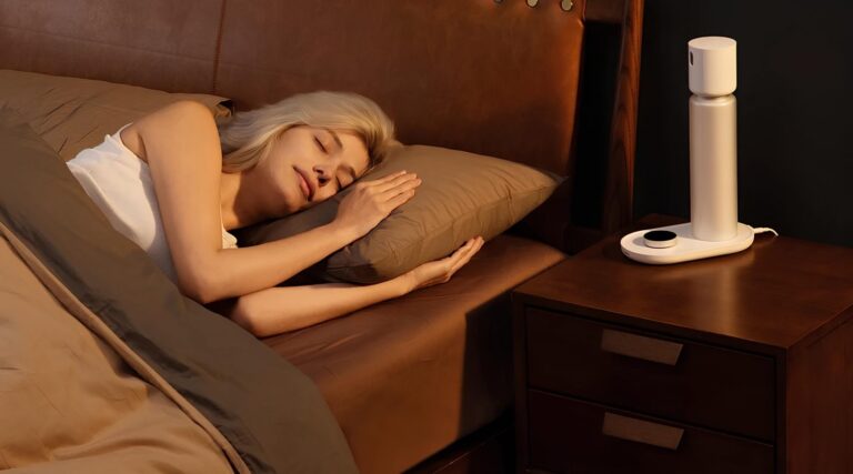 Женщина спит в кровати с увлажнителем воздуха на тумбочке.