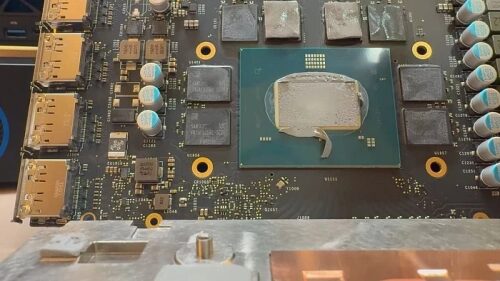 Новый разбор Intel Arc Pro B70 демонстрирует графический процессор BMG-G31