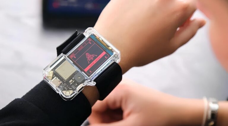 Умные часы с прозрачным корпусом на руке человека, экран с красным интерфейсом.