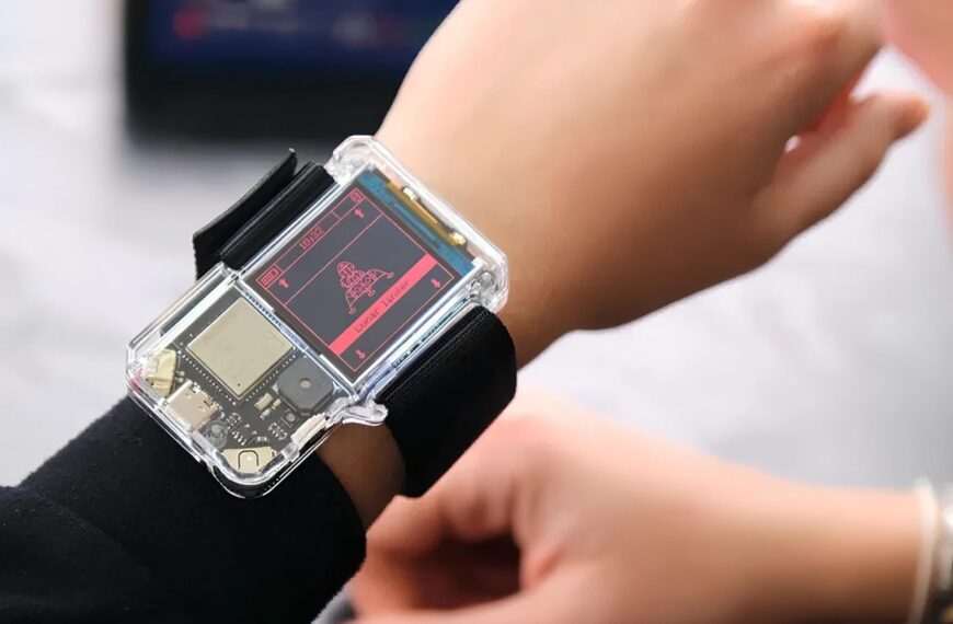 Умные часы с прозрачным корпусом на руке человека, экран с красным интерфейсом.