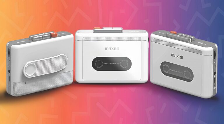 Три белых кассетных плеера Maxell на разноцветном фоне.