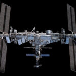 Международная космическая станция на орбите, вид сверху, солнечные панели раскрыты.