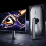 Монитор Redmi для геймеров с изображением космического корабля на экране, вид спереди и сзади.