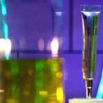 Сыворотка Reviva Shot в лаборатории, яркие зелёные и фиолетовые оттенки.