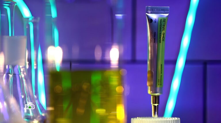 Сыворотка Reviva Shot в лаборатории, яркие зелёные и фиолетовые оттенки.