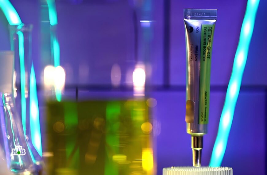 Сыворотка Reviva Shot в лаборатории, яркие зелёные и фиолетовые оттенки.