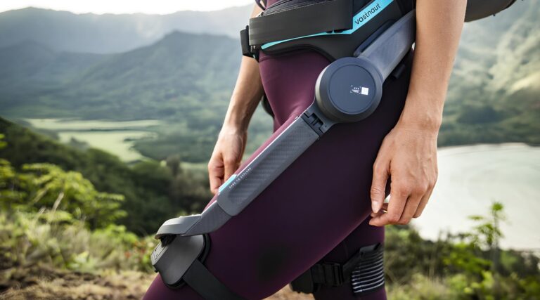 Экзоскелет Vastnaut на человеке в горной местности, крупный план бедра.