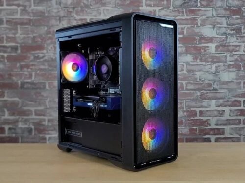 Игровой ПК с подсветкой RGB на фоне кирпичной стены.