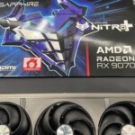 Видеокарта Sapphire Nitro+ AMD Radeon RX 9070 XT, вид на упаковку и кулеры.