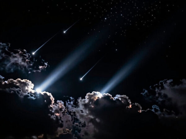 Звездное небо с падающими метеорами и облаками ночью.