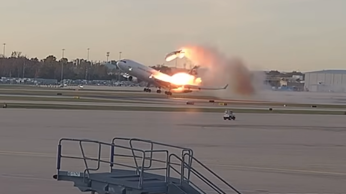 Кадр из видео, на котором показан взлетающий грузовой самолет, в то время как крыло охвачено огнем, а левый двигатель отделился. В результате крушения рейса UPS 2976 погибли три пилота, находившиеся на борту, еще около двенадцати человек погибли на земле, 23 человека получили ранения.