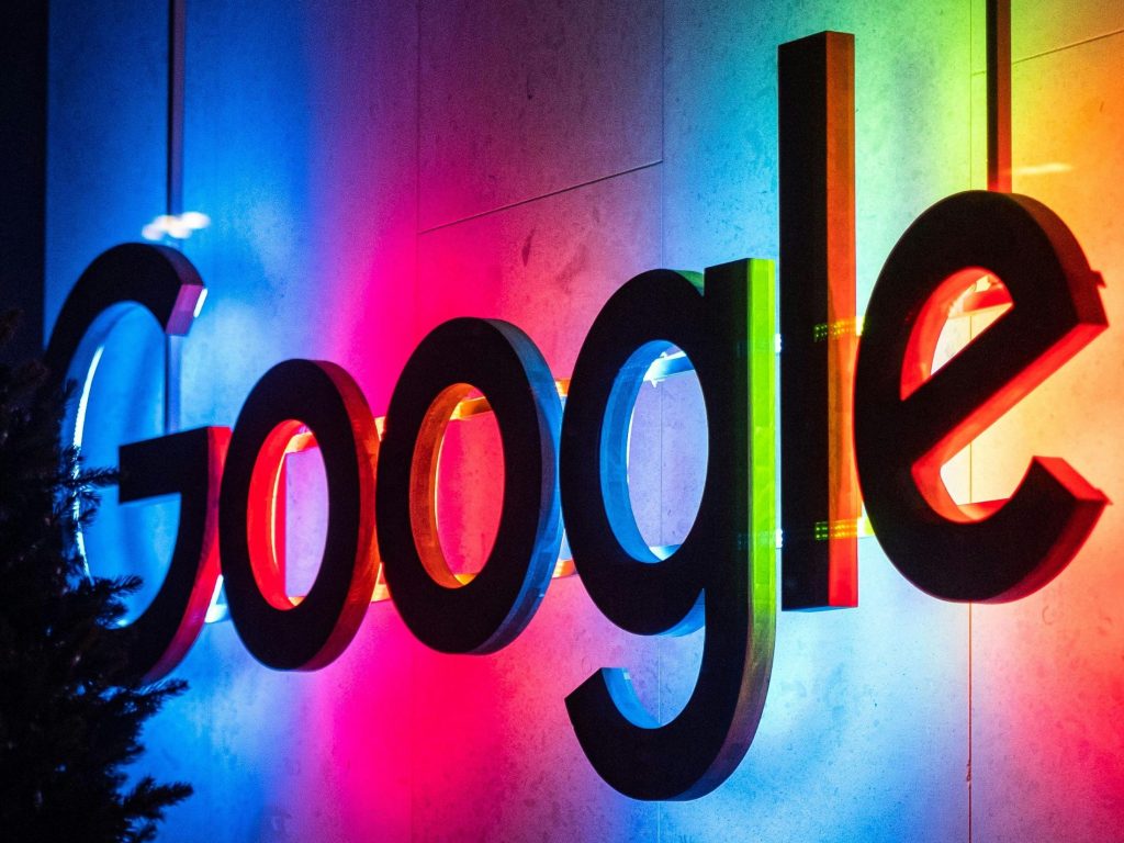 Логотип Google в связи с тем, что компания интегрирует контекстную рекламу в свою платформу генерации спроса на основе искусственного интеллекта, что знаменует собой конец долго существовавшей модели цифровой рекламы.