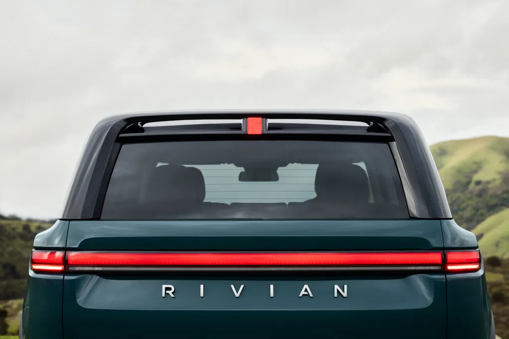 Вид сзади на Rivian R2