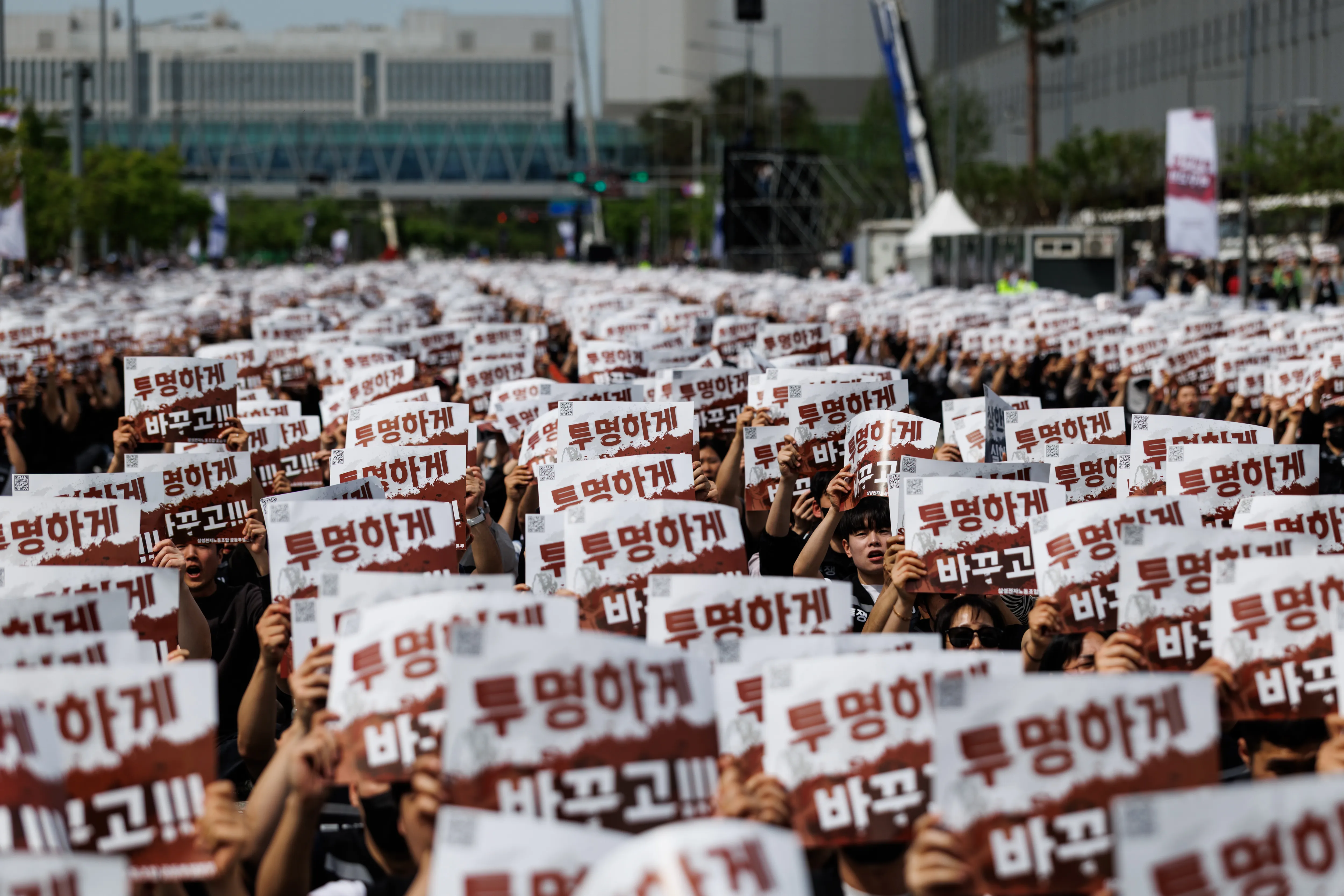 Рабочие компании Samsung Electronics Co. участвуют в митинге перед забастовкой, запланированной на 21 мая, у завода по производству полупроводников в Пхёнтеке, Южная Корея, в четверг, 23 апреля 2026 года. Профсоюз работников Samsung требует, чтобы 15% операционной прибыли перечислялись сотрудникам подразделения по производству микросхем.