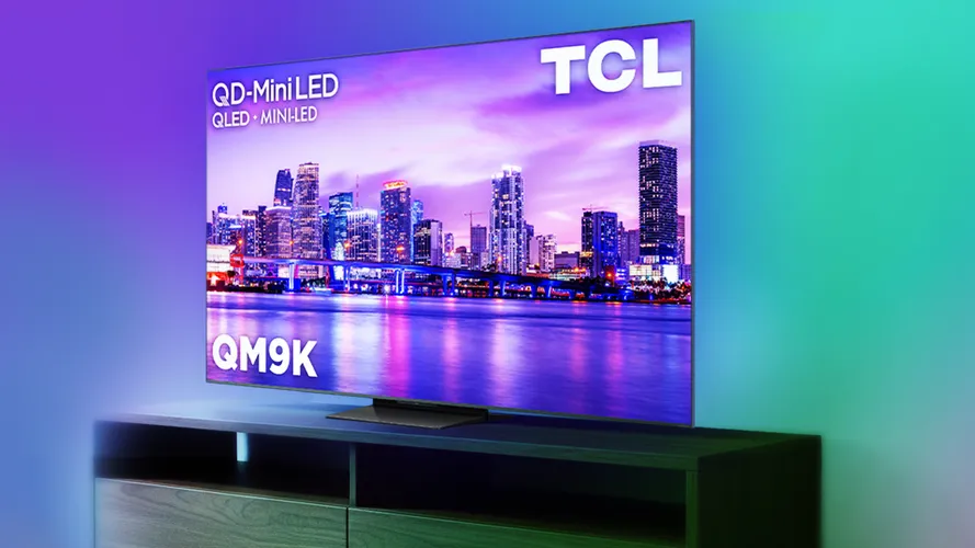 Лучшие телевизоры 2026 года: тестирование и обзоры экспертов. 4 Телевизор TCL-QM9K стоит на столе.