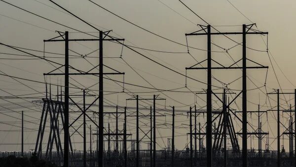 Может ли термоядерная энергетика вскоре присоединиться к энергосистеме США? 1 Линии электропередач и опоры линий электропередачи на фоне заката или восхода солнца