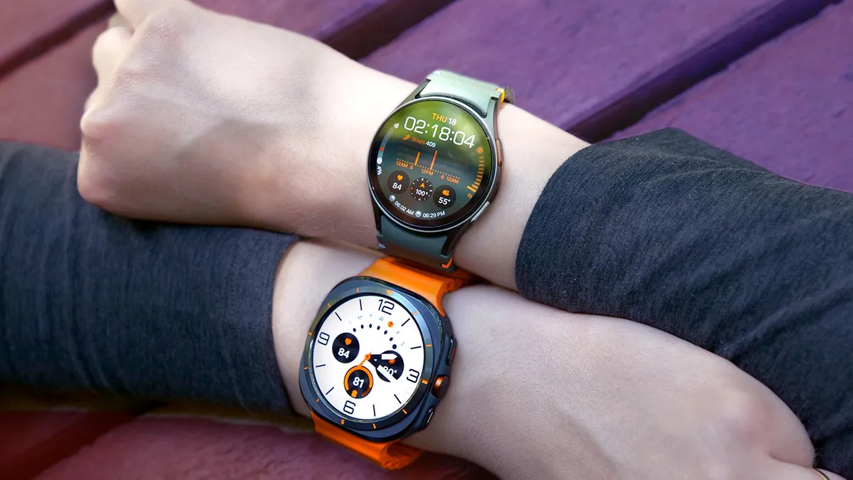 Samsung Galaxy Watch 9 и Ultra 2: все, что нам рассказали утечки на данный момент. 1 На двух запястьях видны две разные модели умных часов от Samsung.
