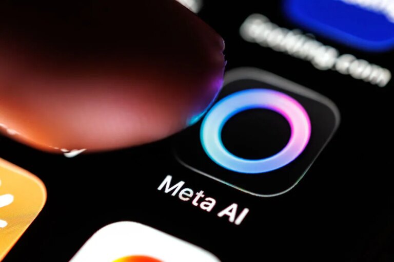 По сообщениям, компания Meta разрабатывает кулон с искусственным интеллектом.