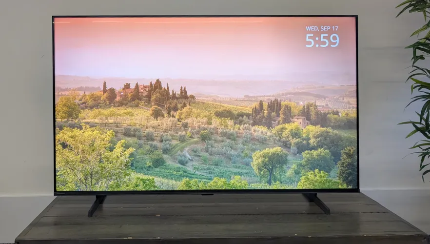 Лучшие телевизоры 2026 года: тестирование и обзоры экспертов. 5 Телевизор Hisense QD7 1 установлен на столе.