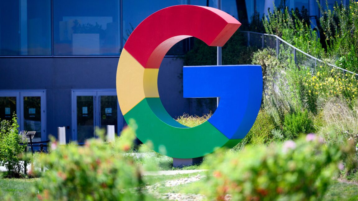 На фасаде офиса Google в Маунтин-Вью виден большой логотип Google в форме разноцветной буквы G.