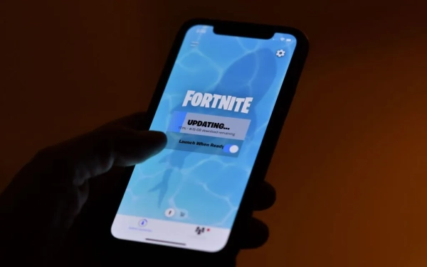 Fortnite от Epic Games загружается на телефоне