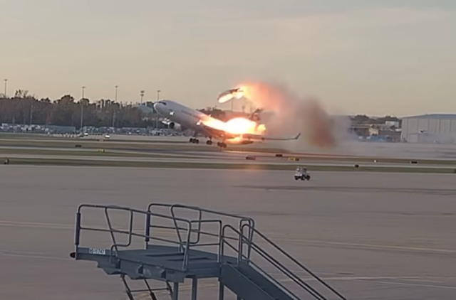 Кадр из видео, на котором показан взлетающий грузовой самолет, в то время как крыло охвачено огнем, а левый двигатель отделился. В результате крушения рейса UPS 2976 погибли три пилота, находившиеся на борту, еще около двенадцати человек погибли на земле, 23 человека получили ранения.