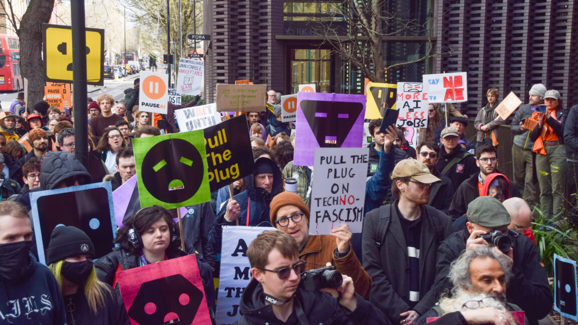 Протестующие собрались с плакатами против ИИ возле офиса OpenAI.