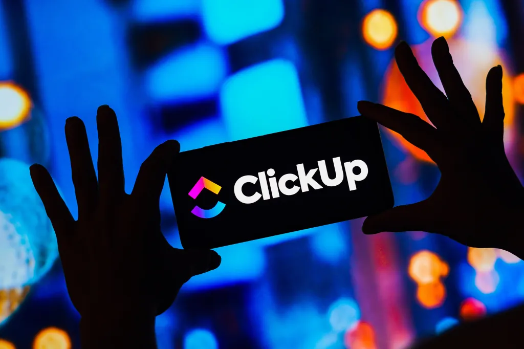 Логотип ClickUp на смартфоне