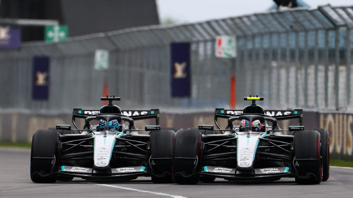 МОНТРЕАЛЬ, КВЕБЕК - 24 МАЯ: Джордж Рассел из Великобритании за рулем Mercedes AMG Petronas F1 Team W17 (63) и Андреа Кими Антонелли из Италии за рулем Mercedes AMG Petronas F1 Team W17 (12) борются за позицию на трассе во время Гран-при Канады Формулы-1 на трассе имени Жиля Вильнёва 24 мая 2026 года в Монреале, Квебек. (Фото Брина Леннона - Formula 1/Formula 1 via Getty Images)