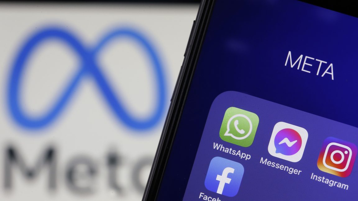 На этой фотоиллюстрации значки WhatsApp, Messenger, Instagram и Facebook отображаются на iPhone на фоне логотипа Meta.