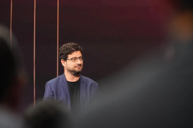 Он сделал так, чтобы ваш бесплатный видеоплеер работал без сбоев. Теперь он делает то же самое для роботов.