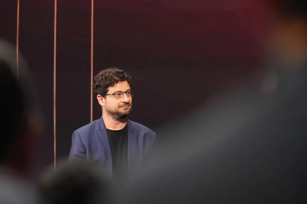 Он сделал так, чтобы ваш бесплатный видеоплеер работал без сбоев. Теперь он делает то же самое для роботов.