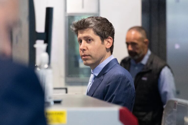 Компания OpenAI ограничила развертывание GPT-5.6 после запроса правительства, заявив, что такие ограничения не должны быть нормой.
