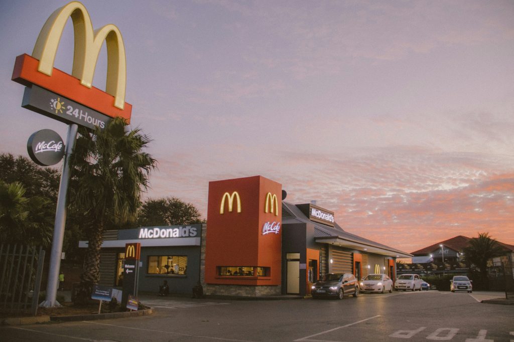 McDonald's тестирует систему заказа еды на вынос с использованием искусственного интеллекта, разработанную при поддержке Google.