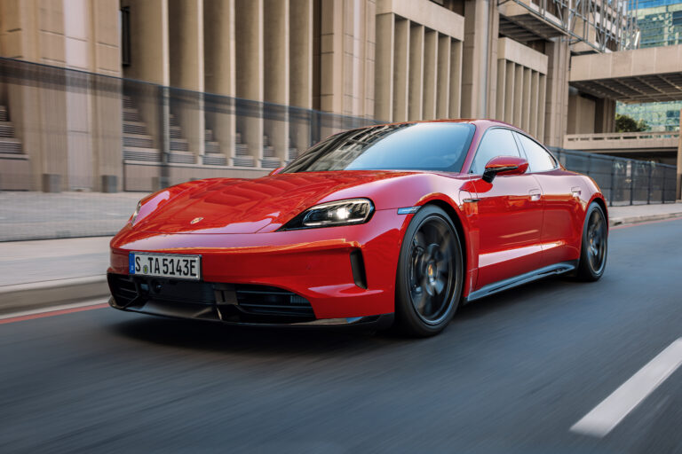 Встроенные порты NACS, обновление информационно-развлекательной системы для Porsche Taycan 2027 модельного года.