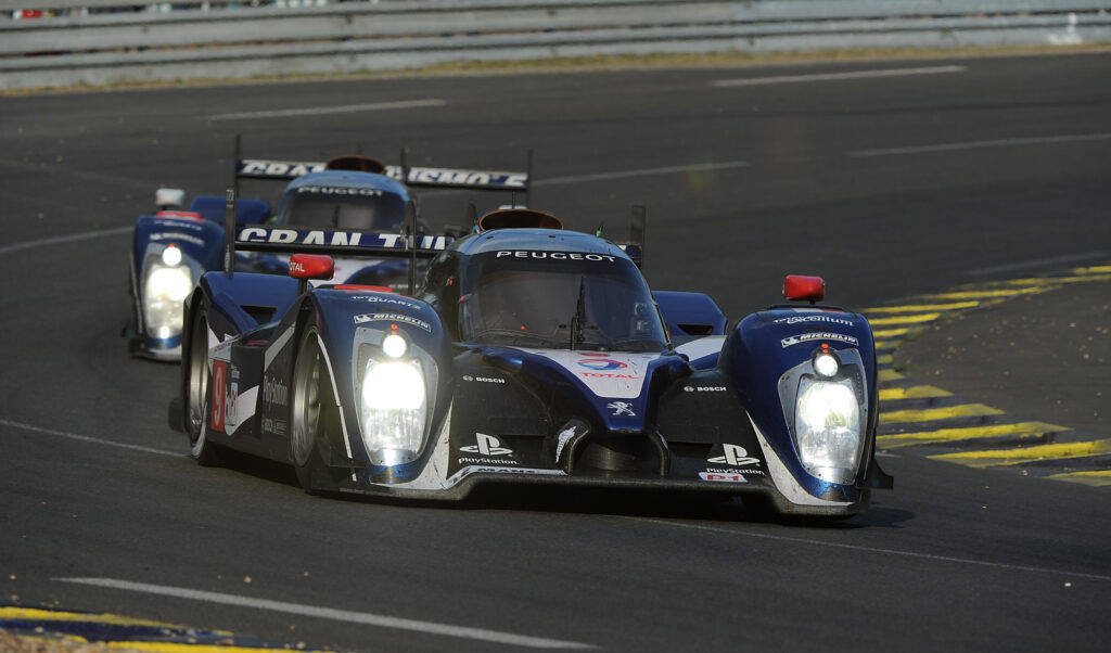 ЛЕ-МАН, ФРАНЦИЯ - 11 июня: Автомобиль Peugeot 908 команды №9 Себастьян Бурде (Франция), Симон Пажено (Франция) и Педро Лами (Португалия) во время 79-й гонки «24 часа Ле-Мана» на трассе Circuit des 24 Heures du Mans 11 июня 2011 года в Ле-Мане, Франция (Фото Рика Доула/Getty Images).