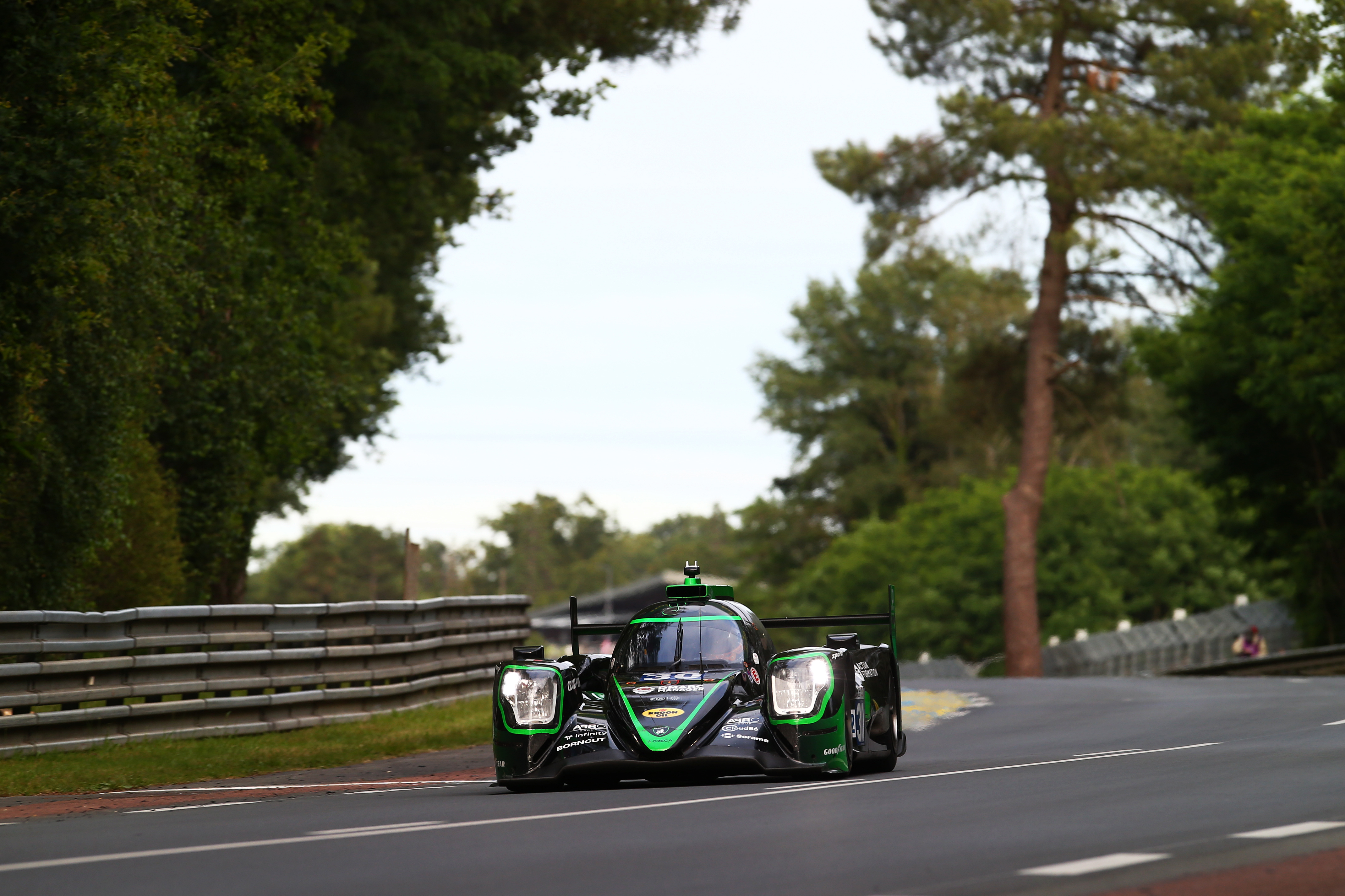 ЛЕ-МАН, ФРАНЦИЯ - 11 июня: Автомобиль № 30 команды Duqueine Team Oreca 07-Gibson в составе Дориан Пин, Жюльена Андлауэра и Ричарда Версхора участвует в гонке Hyperpole перед 24 часами Ле-Мана на трассе Сарта 11 июня 2026 года в Ле-Мане, Франция. (Фото: Кер Робертсон/Getty Images)