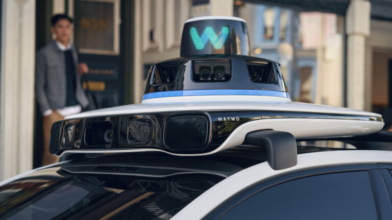Компания Waymo создала виртуального водителя-человека для улучшения своих роботакси.