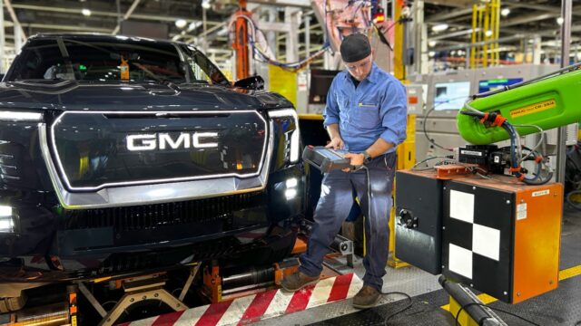 GM устанавливает роботов на своем флагманском заводе по производству электромобилей после увольнения 1300 сотрудников.