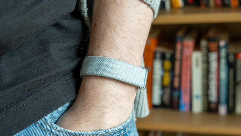 Fitbit Air — неплохое носимое устройство, но его обременяет болтливый ИИ-«тренер».