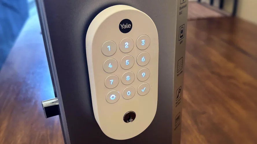 На тестовом образце умного замка Yale Smart Lock с технологией Matter видна подсвеченная клавиатура.