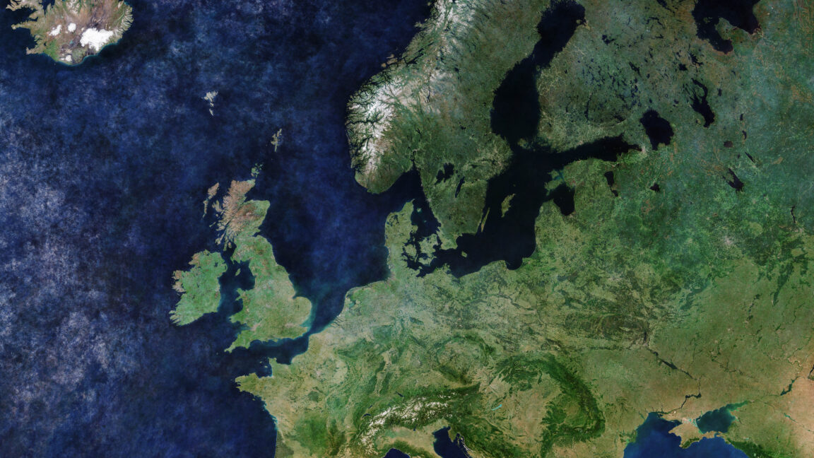 Эта мозаика из безоблачных изображений со спутника Copernicus Sentinel-3A охватывает весь европейский континент и даже больше. Вид простирается от Исландии на северо-западе до Скандинавии и России на северо-востоке, а также от северных оконечностей Норвегии и Финляндии до Алжира, Ливии и Египта на юге.