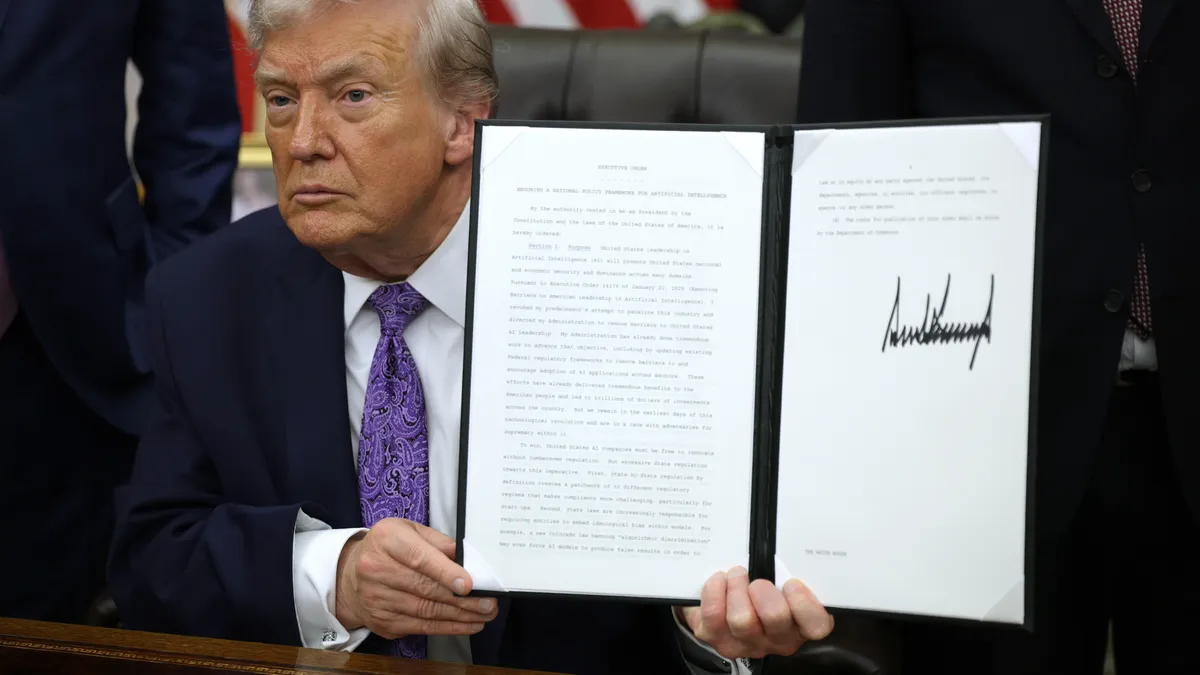Трамп открыто демонстрирует свою подпись, словно в книге открытий.