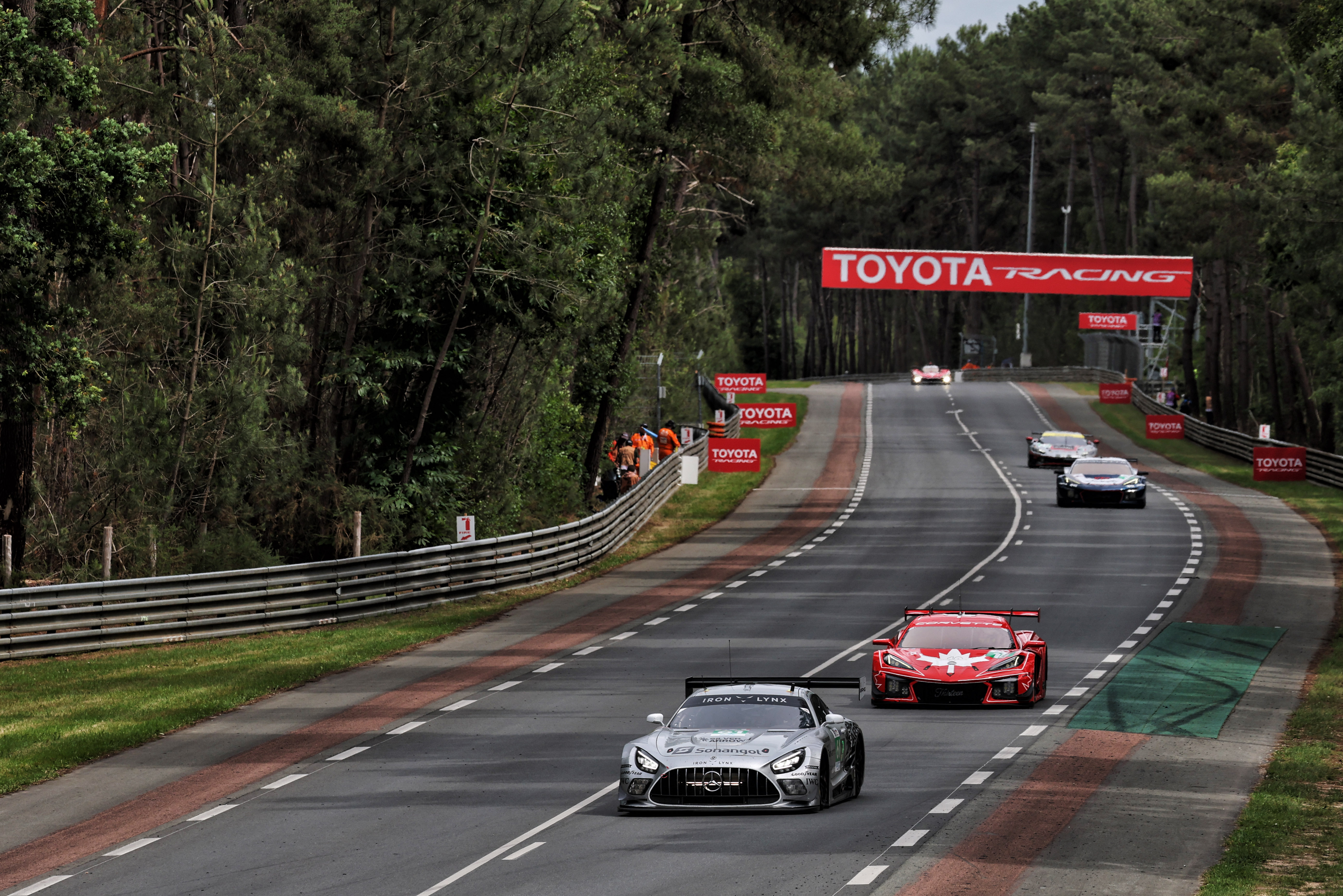 ЛЕ-МАН, ФРАНЦИЯ - 10 июня: Автомобиль Mercedes-AMG LMGT3 Iron Lynx № 61 под управлением Мартина Берри, Руи Андраде и Максима Мартина во время тренировки перед 24-часовой гонкой в Ле-Мане на трассе Сарте 10 июня 2026 года в Ле-Мане, Франция. (Фото: James Moy Photography/Getty Images)