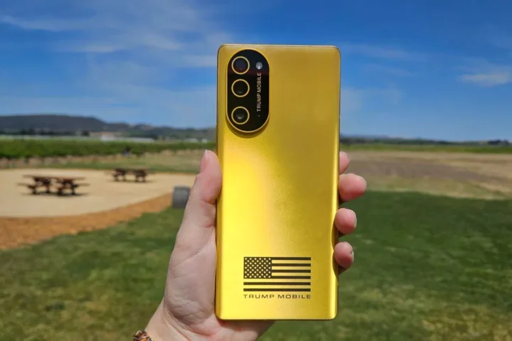 Trump T1 — это просто телефон HTC, покрашенный в золотой цвет?