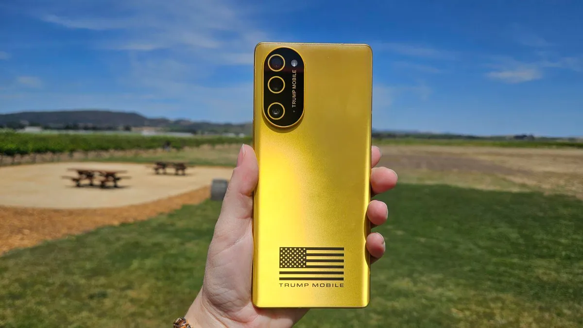 Trump T1 — это просто телефон HTC, покрашенный в золотой цвет?