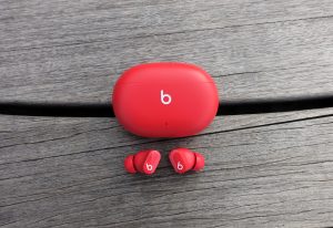 Apple устранила серьезную уязвимость, связанную с прослушиванием, в наушниках Beats Studio Buds.