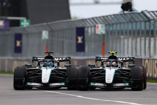 МОНТРЕАЛЬ, КВЕБЕК - 24 МАЯ: Джордж Рассел из Великобритании за рулем Mercedes AMG Petronas F1 Team W17 (63) и Андреа Кими Антонелли из Италии за рулем Mercedes AMG Petronas F1 Team W17 (12) борются за позицию на трассе во время Гран-при Канады Формулы-1 на трассе имени Жиля Вильнёва 24 мая 2026 года в Монреале, Квебек. (Фото Брина Леннона - Formula 1/Formula 1 via Getty Images)