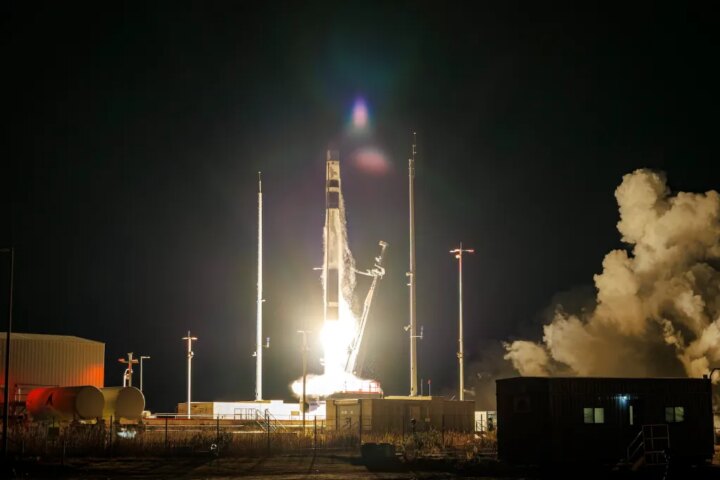Компания Rocket Lab продолжает серию приобретений, купив спутниковую компанию Iridium.